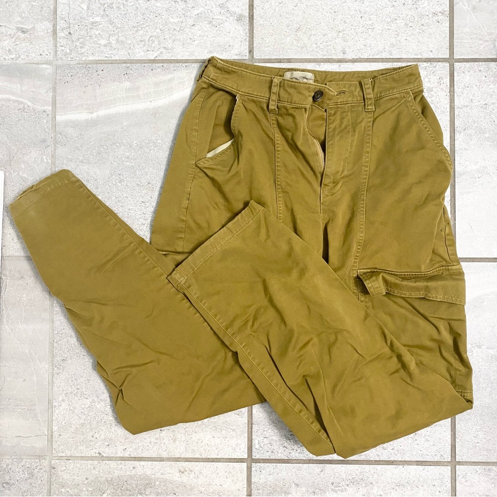 Green Cargo Pants Women’s Size 2 Universal Thread Co.